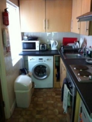 2 Bed - Well Presented 2 Bedroom Property With An Additional Room - Photo 1