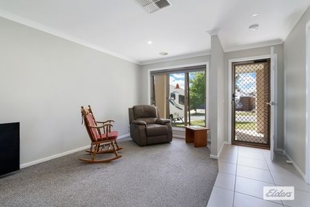 12 Throssell Crescent - Photo 2