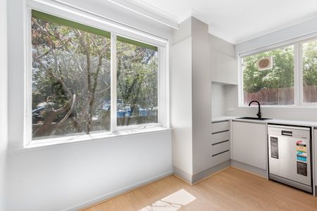 RENOVATED TWO-BEDROOM UNIT IN A PRIME HAMPTON LOCATION - Photo 3