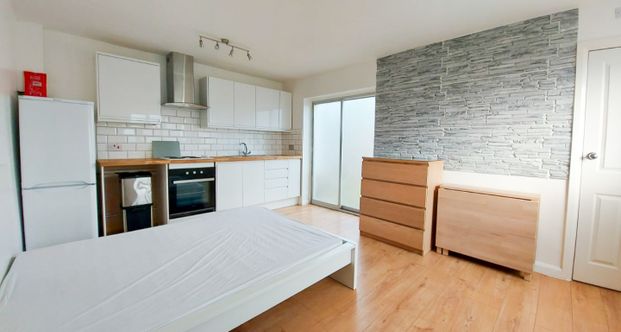 studio to rent Sandringham Road, Pilgrims Hatch, Brentwood, Essex, CM15 - Photo 1