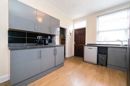 Welton Mount, Hyde Park, Leeds - Photo 2