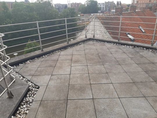 Tof dakappartement met aangenaam zonneterras. - Foto 1