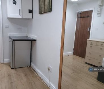 1 bedroom in a house share to rent - Photo 6