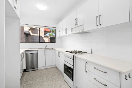 Stunning Large Two-bedroom Townhouse - Photo 2