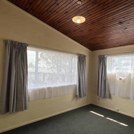 Refreshed 2-bedroom unit - Photo 3