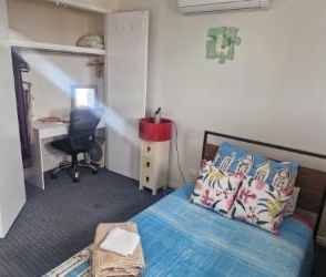 Private Bedrooms in Shared House Close to Tram and Train Station - Photo 3