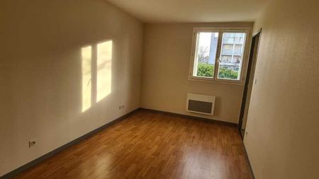 Location Appartement 2 pièces 43m² ORLEANS 45000 - Photo 2