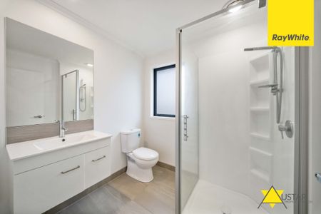 Comfort and Convenience Near Titirangi Village - Photo 2