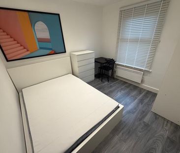 Terraced house to rent - Photo 2