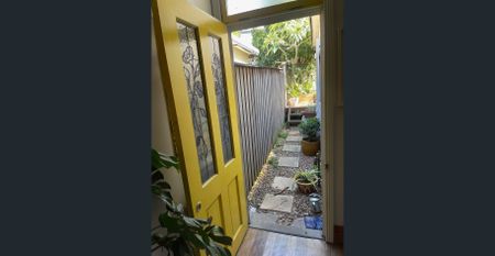 PET FRIENDLY Charming single storey 1820s terrace in Rozelle 3km from Sydney CBD. - Photo 2