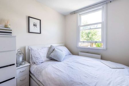 3 bedroom flat to rent - Photo 4