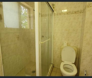 Modern 2-Bedroom Apartment! Next to Stockland Shopping Centre - Photo 6