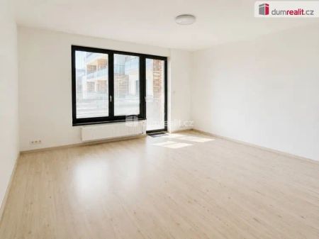 Světlý byt 1+kk s lodžií a gar. stáním, 40 m - Photo 4