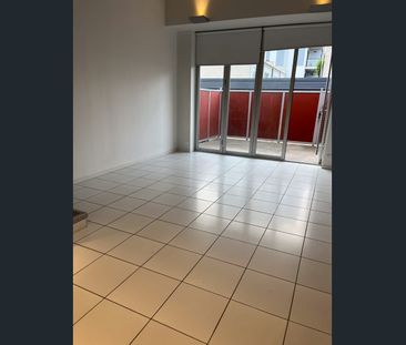 central Adelaide split level apartment - Photo 1