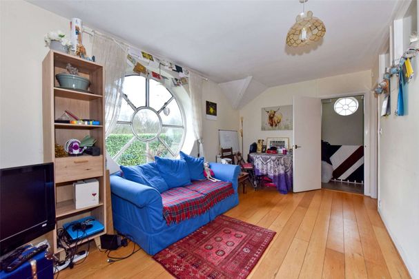 Private Bell Tower apartment within the grounds of the impressive Britwell House in the rolling Oxfordshire countryside - Photo 1