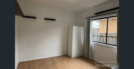 Spacious 4-Bedroom Home with Separate Bungalow – Ideal for Large Families - Photo 3