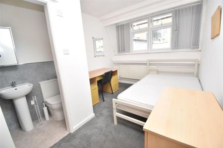 6 bedroom flat to rent - Photo 2