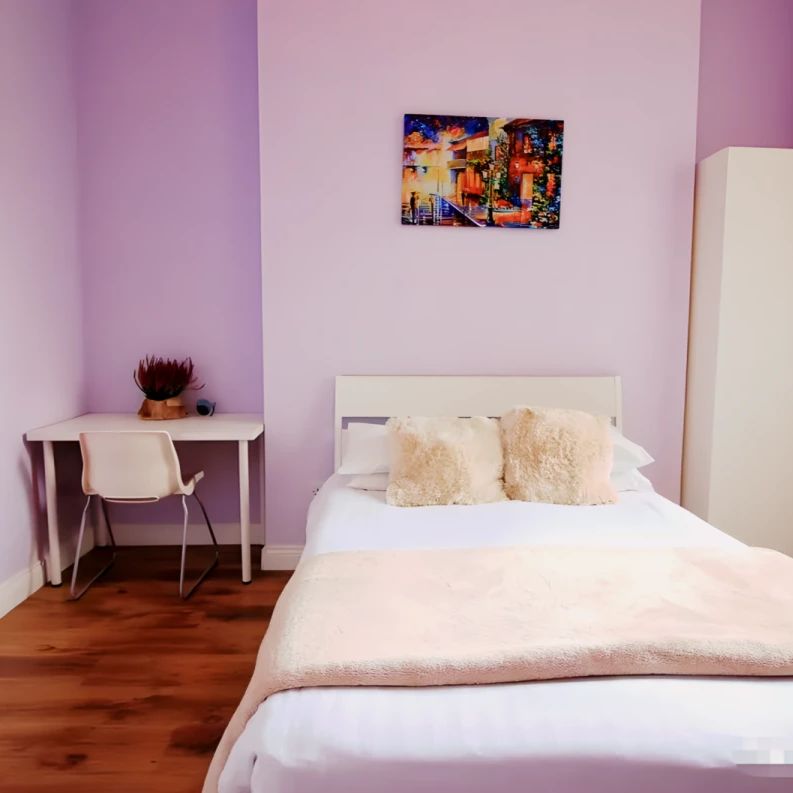 Room 2 - Photo 1