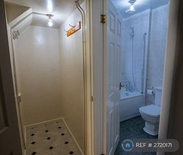 3 bedroom semi-detached house to rent - Photo 6