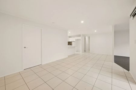 Spacious Family Home in Prime Location - walk to school and shops! - Photo 3