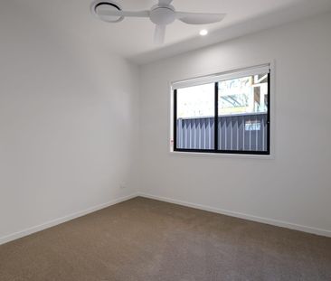 Stunning new home with ducted ac and solar! - Photo 4