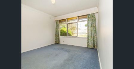 Charming Family Home in a Prime Mount Waverley - Photo 4