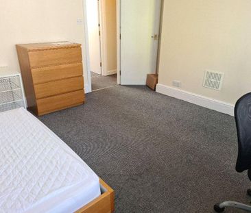 3 bedroom flat to rent - Photo 4