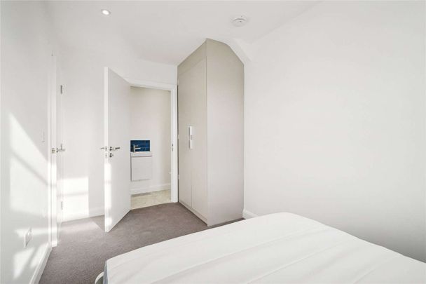 A modern two bedroom apartment located close to Clapham Junction. - Photo 1