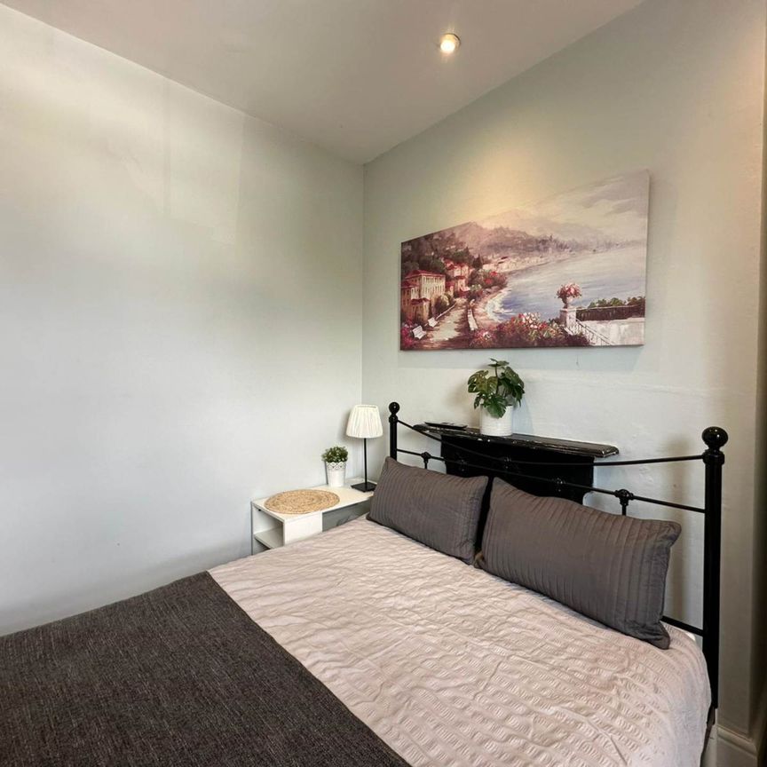 Room 2: Flat 4, 30 Stoke Road, Guildford, GU1 4HR - Photo 1