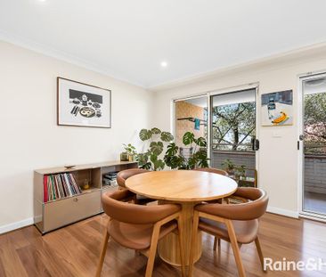 Spacious well presented modern apartment - Photo 2