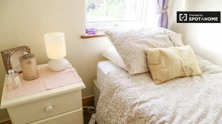 Lovely room in 3-bedroom house in Terenure, Dublin - Photo 4