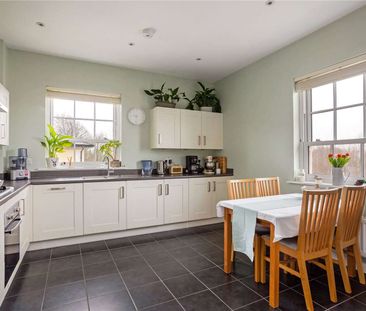 Beautiful top floor two bedroom apartment in Winchester Village. - Photo 2