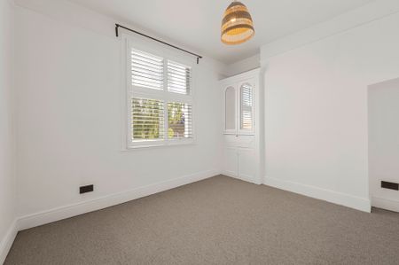 Farquhar Road, SW19, London - Photo 3