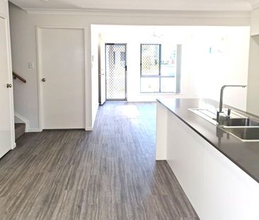 3 BEDROOM 2 BATHROOM TOWNHOUSE WITH DUCTED AIR - Photo 3