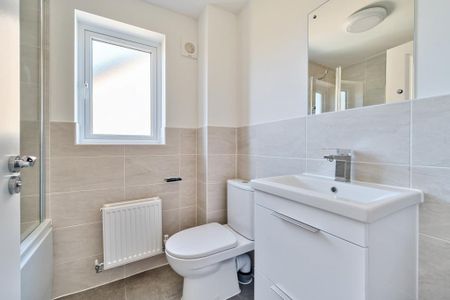 4 bedroom detached house to rent - Photo 3