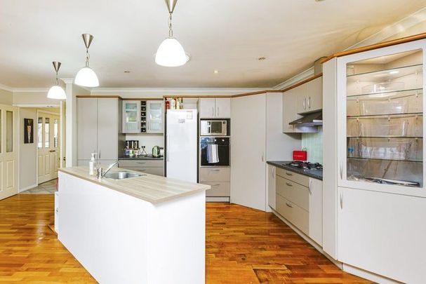 Spacious 4BR Rosehill Retreat with AC & BBQ - Photo 1