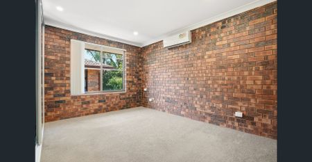 Air-Conditioned Three Bedroom Townhouse with Large Easy-Care Courtyard and Single Garage! - Photo 5