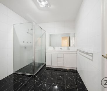 Bold & Beautiful and Free Standing!! - Photo 4