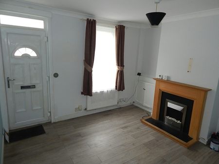 Terraced House to rent on - Photo 2