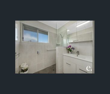 Spacious Family Home with Pool, Large Yard & Multiple Living Areas - Photo 4