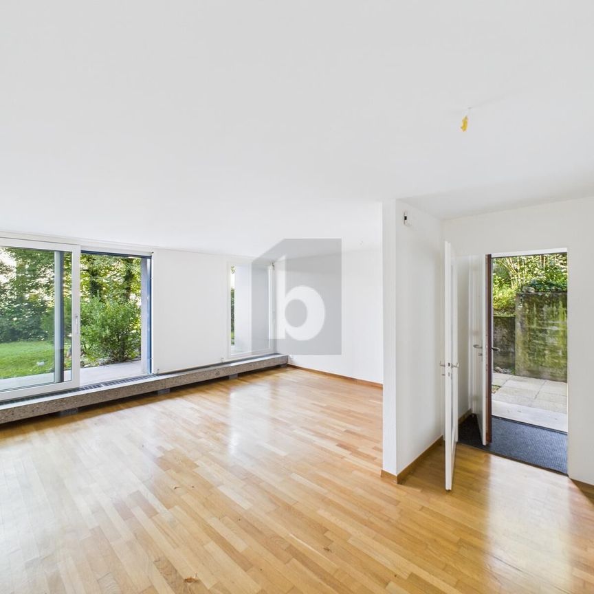 LIGHT WITH NEW KITCHEN AND PRIVATE GARDEN SEATING AREA - Foto 1