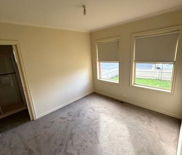 Freshly Updated, 3 Bedroom, 2 Bathroom - Photo 5