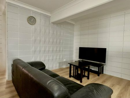 FURNISHED TWO-BEDROOM APARTMENT IN THE HEART OF SURFERS PARADISE - Photo 2