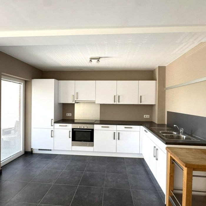 A proximité pédestre de tous les commerces et services du centre d’Eghezée, au 1er étage de la Résidence Privilège, bel appartement 2 chambres de 104m² avec terrasse, cave & 2 emplacements de parking extérieur ! - Foto 1