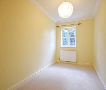 Well presented 3 bedroom end of terrace house for rent in the popul... - Photo 3