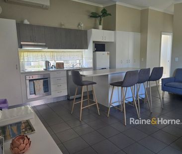 Charming 3-Bedroom Cabin - Compact, Complete & Convenient - Photo 3