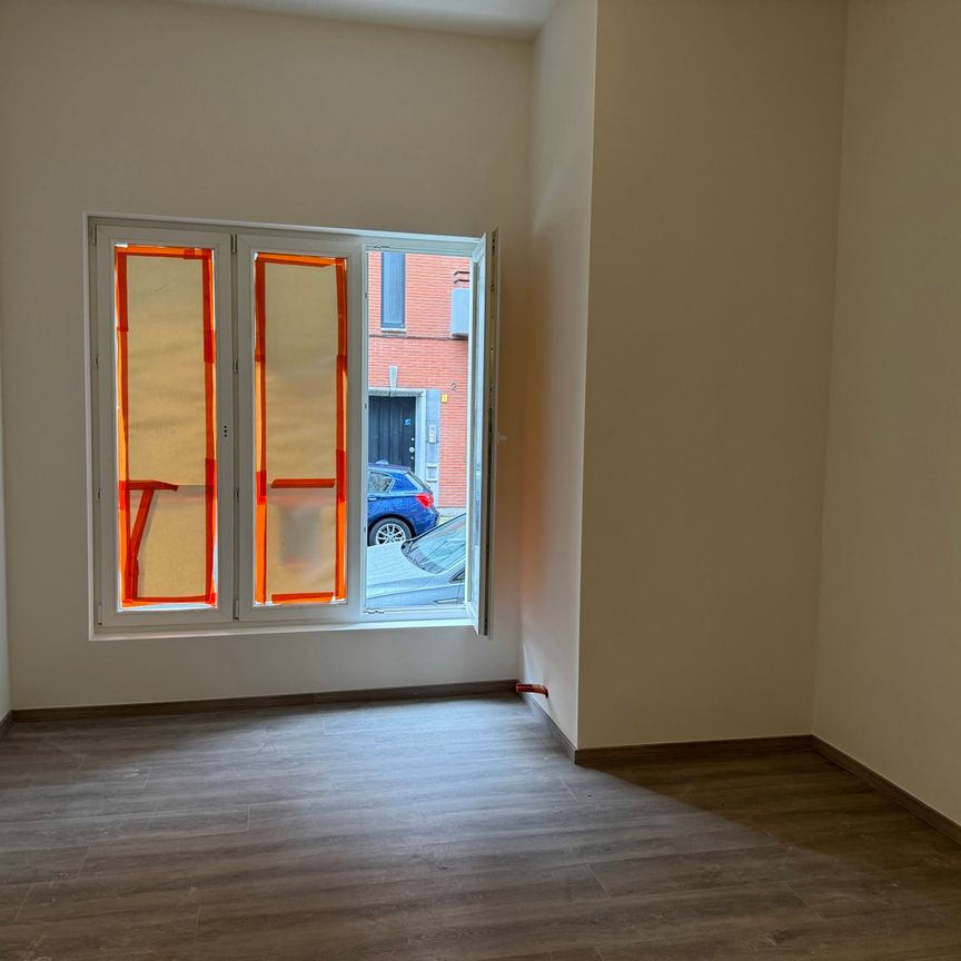 Gelijkvloers studio / volledig vernieuwd / goede ligging - Photo 1