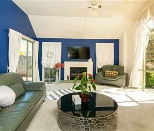 One Level Large Family or Group Home - Photo 2