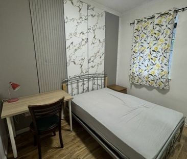 Room in a Shared Flat, Glasgow, G3 - Photo 5