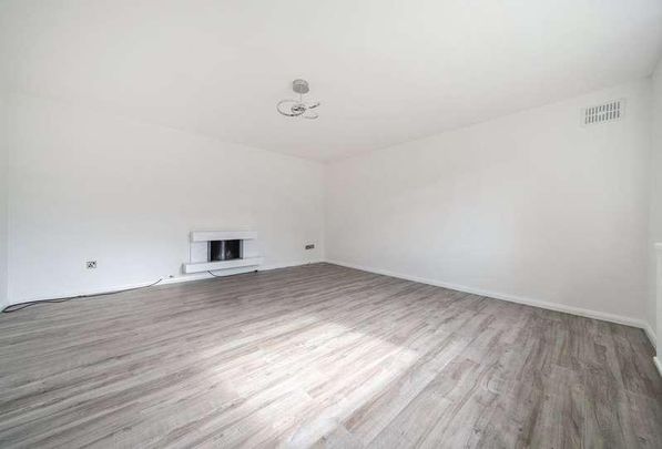 Brisbane, Stonehouse, GL10 - Photo 1